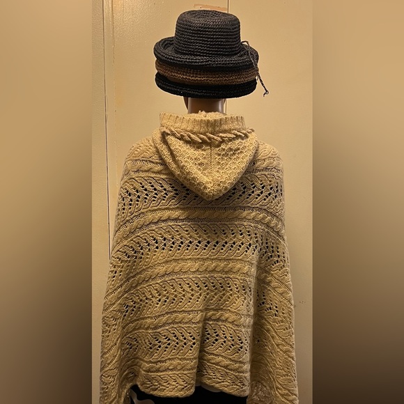 COUTURE ACCESSORIES SHAWL WITH A HOOD NWOT - Picture 5 of 6